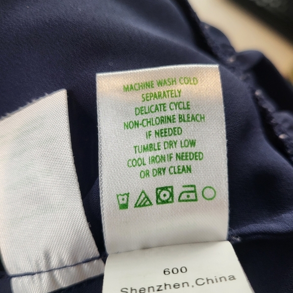 Lilly Pulitzer Gramercy blue sleeveless split v neckline ruffle hem top size M - Picture 11 of 11